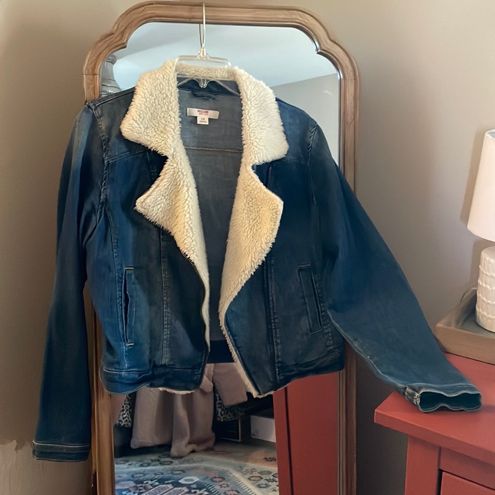 Jean jacket with Sherpa on colar